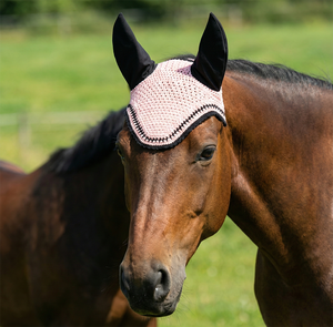 Voile anti-mouches rose en crochet pour cheval, avec cache-oreilles noirs et bordure contrastante, fait main, rembourré doux et confortable, bonnet équestre pour l'équitation - Product Image 3