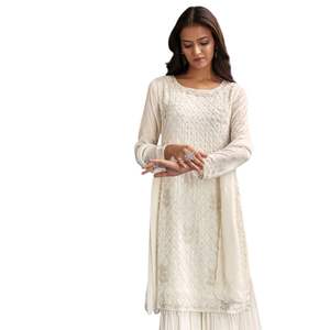 ชุดสูทผ้าชิโน่ชาราสีขาวประดับเลื่อมและตัดเย็บด้วยลายปักสำหรับผู้หญิงชุดปาร์ตี้งานแต่งงานอินเดีย - Product Image 3