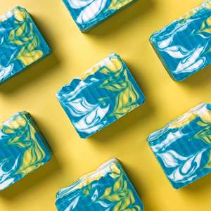 Savon artisanal CHASING WAVES, savon solide pour le soin de la peau avec beurre de karité, papaye et curcuma - Product Image 1