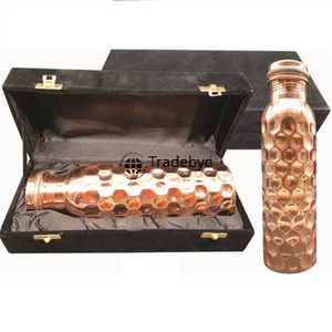 Tradebyd Botella de cobre hecha a mano atemporal Ideal para uso diario Botella de agua Ayurvédica duradera para el bienestar - Product Image 3