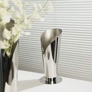 Vase à fleurs en métal, parfait pour les espaces de vie luxueux, mettant en valeur des arrangements floraux lumineux avec une forme décorative robuste et impeccable. - Product Image 2