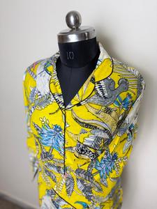 Camisa larga con estampado tropical amarillo brillante Botón informal con motivos de jungla - Product Image 3