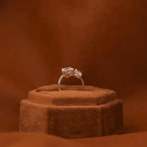 Anillo CVD de diamante cultivado en laboratorio de corte radiante de 2 unidades para mujer 4,30 TCW 14KT anillo de propuesta de oro blanco sólido con certificado IGI - Product Image 6