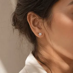 Boucles d'oreilles en or 14 carats avec diamant taille princesse et perle pour mariage et fiançailles - Product Image 3