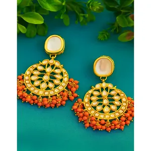 Pendientes Chandbali con Cuentas Rosa Oscuro, Chapados en Oro, Diseño Floral Meena Kundan, Estilo Candelabro para Bodas con Coral Principal - Product Image 1