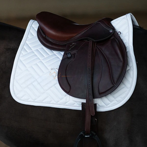 Tapis de selle de cheval anglais Rembourrage souple matelassé de haute qualité Tapis de selle respirants et durables OEM personnalisés - Product Image 3