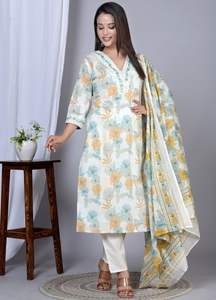 Ensemble Kurta droit en coton imprimé floral moutarde pour femmes avec col en V et manches 3/4, associé à un pantalon et un dupatta assortis - Product Image 4