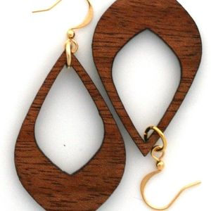 ต่างหูไม้แกะสลักด้วยมือทำจากเรซินแบบหมุนทำสีและคอมโบสีที่ได้แรงบันดาลใจจากแพนโทนเป็นของขวัญที่มีสไตล์สำหรับเธอ - Product Image 1