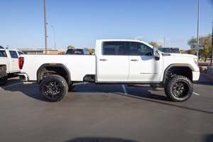 GMC Sierra 3500 HD Denali Crew Cab LB DRW 4WD 2021 / En venta con bajo kilometraje, motor de gasolina, coche usado en buen estado, sin accidentes - Product Image 2