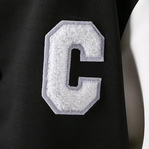 Chaqueta Varsity de Invierno Personalizada con Parches de Chenilla, Bordado Elegante, Diseño Transpirable, Resistente al Viento e Impermeable, Estilo Urbano - Product Image 3