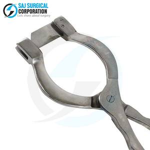 Cuchillo castrante compacto Newberry tamaño portátil con funda para fácil transporte y uso en condiciones de campo - Product Image 4