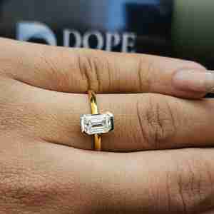 Anillo de banda amarilla con moissanita de corte esmeralda en oro de 14K chapado con engaste pavé, certificado IGI, moderno para compromiso - Product Image 6