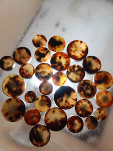 Bouton à bascule en corne de buffle naturelle écologique, poli et lisse, bouton artisanal élégant pour vêtements et accessoires par FWE - Product Image 4