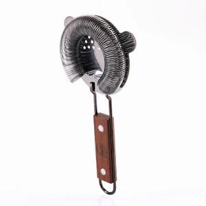 Passoire à cocktail Hawthorne de qualité supérieure avec poignée en bois, ressort en acier inoxydable, contrôle de déversement fluide pour bar à domicile - Product Image 1