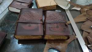 Journaux en cuir gaufré arbre de vie sur mesure avec fermeture à sangle faite avec de vieilles pages de papier fait main antique agate - Product Image 4