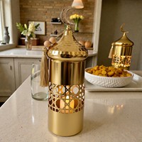 Lanterne de Ramadan en métal doré de luxe avec dessus en forme de croissant, lumière de bougie chaude, décoration islamique élégante, cadeau parfait pour la maison festive