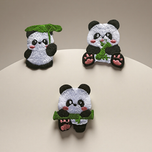 Patch brodé en forme de panda de dessin animé pour vêtements DIY - Product Image 1