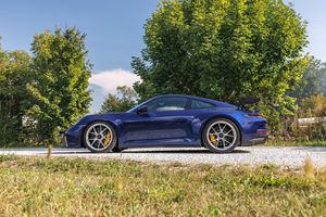 2022 911 GT3 ~3 600 milles, moteur 6 cylindres en L de 4,0 litres, freins en céramique composite, bleu gentiane métallisé - Product Image 3