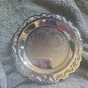 Placa de cargador en relieve de plata vintage con borde floral, Decoración de mesa elegante para fiestas de boda, comedor festivo y decoración del hogar - Product Image 1