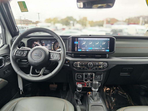 Jeep Gladiator Mojave 2024 USADO, Cabina Doble, 4x4, Automático, Volante a la Izquierda, Asientos de Cuero Oscuro, Neumáticos R19, Euro IV, Luces Diurnas LED - Product Image 6