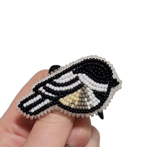 Broche de pájaro bordado con cuentas de semillas para ropa de fiesta Broche de letra inicial personalizado con cuentas con bordado de semillas - Product Image 4