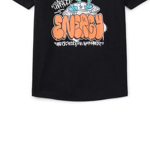 Camiseta de algodón de manga corta con cuello redondo y ajuste holgado para hombre, estilo urbano, con estampado gráfico de personaje alienígena energético y logo frontal con efecto tie-dye. - Product Image 3