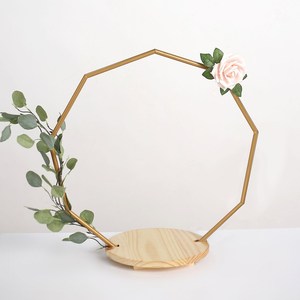Présentoir à Gâteau Rond Doré de 27 Pouces avec Arche Géométrique en Métal Nonagon en Bois Moderne pour Décoration de Table de Mariage - Product Image 1