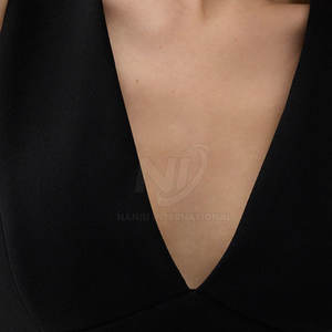 Top corto con cuello en V y diseño personalizado para mujer, color sólido, cómodo para uso en verano al aire libre - Product Image 4