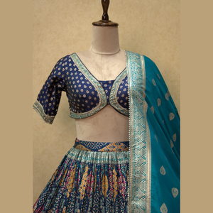 Diseñador tradicional indio Lehenga Choli en azul oscuro Banarasi seda intrincado oro Zari, diseño artístico TRITURADO a granel - Product Image 2