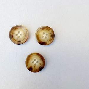 Boutons en corne de buffle polie à 4 trous pour vêtements de créateurs Produit tendance provenant d'un fabricant indien - Product Image 3