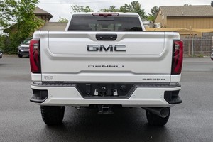Asequible usado 2025 GMC Sierra 3500HD Denali Ultimate Crew Cab 4WD con ruedas de aleación Asientos de cuero Arranque remoto Bluetooth - Product Image 6