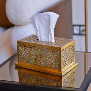 Boîte à mouchoirs en or élégante et antique, finement sculptée avec des motifs traditionnels de bordure. Disponible au prix de gros. - Product Image 4