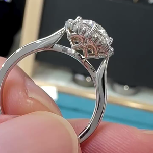Anillo de Compromiso con Diamante Cultivado en Laboratorio de 1.15 Quilates, Corte Redondo, Estilo Catedral con Halo, Certificado IGI, en Oro Blanco - Product Image 2
