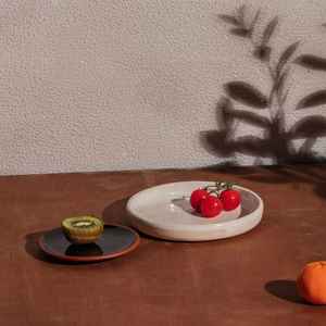 La vajilla de cerámica chapada en esmalte degradado presenta un efecto de degradado suave para un aspecto artístico único. - Product Image 2