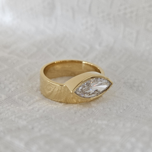 แหวนเพชรทรงมาร์ควิส 14k ทองคำแท้ วินเทจ ฝังแบบช่อง  ได้รับการรับรองจาก IGI ผลิตด้วยวิธี HPHT และ CVD เหมาะสำหรับทั้งชายและหญิง - Product Image 2