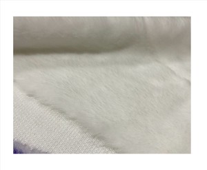 Tela de piel sintética de felpa de conejo tejida con respaldo de poliéster 100% para juguetes y prendas de color blanco nieve - Product Image 4