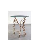 Table de centre de table décorative avec détails floraux en aluminium et surface en verre parfaite pour un style élégant à la maison