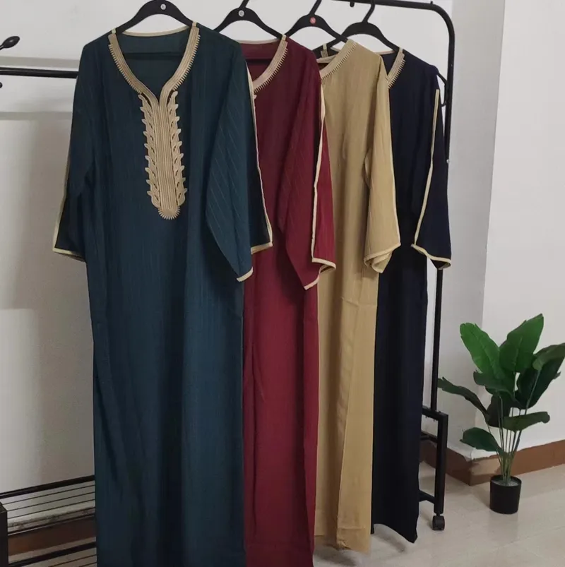 traditionelle muslimische islamische herrenbekleidung thobe kurze Ärmel premium thobe muslimische abaya thobe glänzende marokkanische brust bestickt