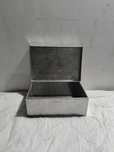 Juego de 2 cajas de almacenamiento de metal martillado blanco y dorado con cierres de bloqueo Organizador decorativo Troncos de almacenamiento de diseñador a granel - Product Image 6