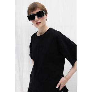 เสื้อยืดปักลายพื้นฐาน - สีดำ - Product Image 1