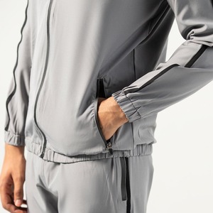 Survêtement athlétique gris clair pour homme, veste zippée à col montant avec bandes latérales noires sur les manches et pantalon de jogging assorti, vêtements de sport - Product Image 5