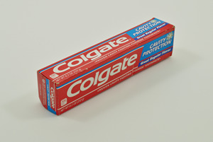 Pasta de dientes Colgate Visible White Purple para blanquear los dientes, ayuda a eliminar las manchas de la superficie, blanquea los dientes amarillos a la venta - Product Image 6
