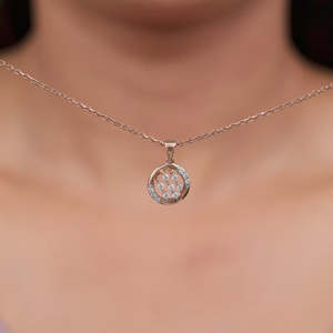 Colliers élégants en or rose avec pendentif en diamant de laboratoire Cocoon - Product Image 3