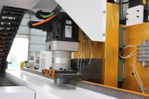 Macchina CNC Multifunzionale 1330 <span class=keywords><strong>per</strong></span> Mobili con Cambio Utensili Lineare, Gruppo Foratrice a Fila, Sega Lamello, Sistema di Etichettatura Automatica. - Product Image 4