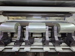 Película PET de Baja Temperatura y Alto Encogimiento para Ahorro de Energía WF, Conformidad Superior para Envases de Pared Delgada, Grado Industrial para Bebidas - Product Image 2