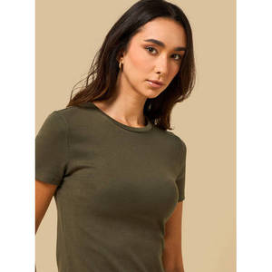 เสื้อยืดผู้หญิงทรงพอดีตัวแบบเรียบ - Product Image 6