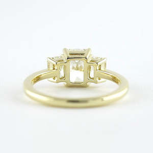 Elegante anillo de bodas de diamante de moissanita de corte radiante de tres piedras Categoría de producto única - Product Image 3