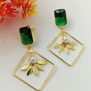 ต่างหูห้อยกับต่างหูชุบทอง18kgold ดีไซน์ดอกไม้และต่างหูห้อยกลางมุกสำหรับผู้หญิงที่สมบูรณ์แบบสำหรับเธอ - Product Image 1