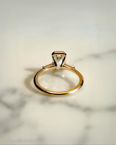 Bague de fiançailles en diamant de laboratoire taille émeraude, trois pierres, pierres latérales en forme de poire, certifiée IGI, or massif 14 carats - Product Image 4