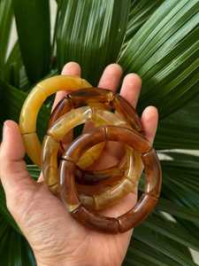 Vente en gros de bijoux simples pour femmes en résine acrylique élastique ensemble de 4 pièces - Product Image 2